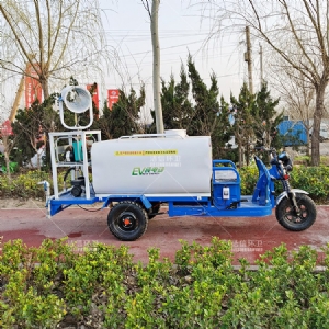 藍精靈新能源1.5方電動(dòng)霧炮灑水車(chē)