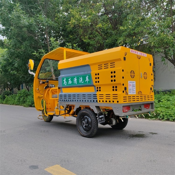 電動(dòng)三輪高壓清洗車(chē)半封閉駕駛室