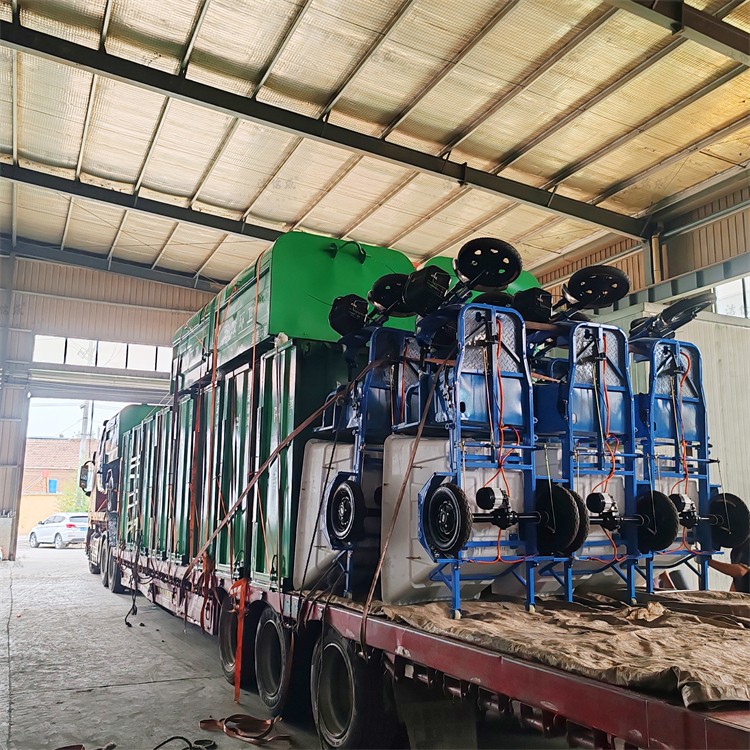 3臺勾臂垃圾車20件勾臂垃圾箱和6輛電動三輪500L保潔車發(fā)往甘肅