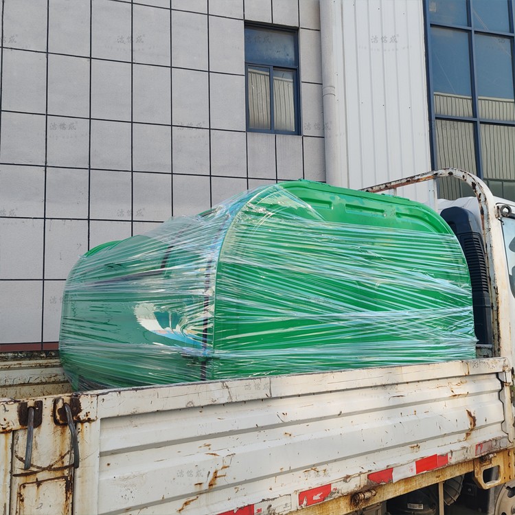 一個勾臂垃圾箱發(fā)往湖南