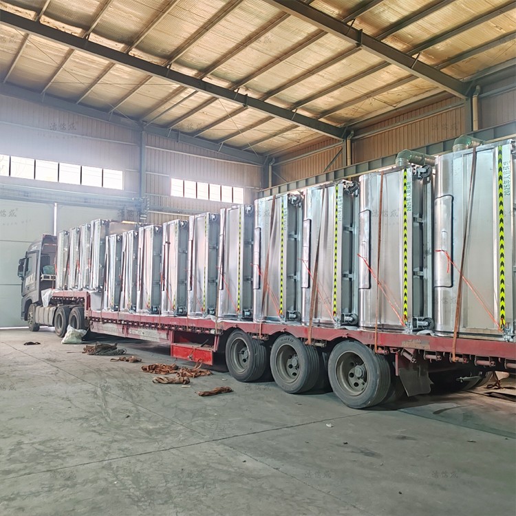 44個不銹鋼勾臂垃圾箱發(fā)遼寧