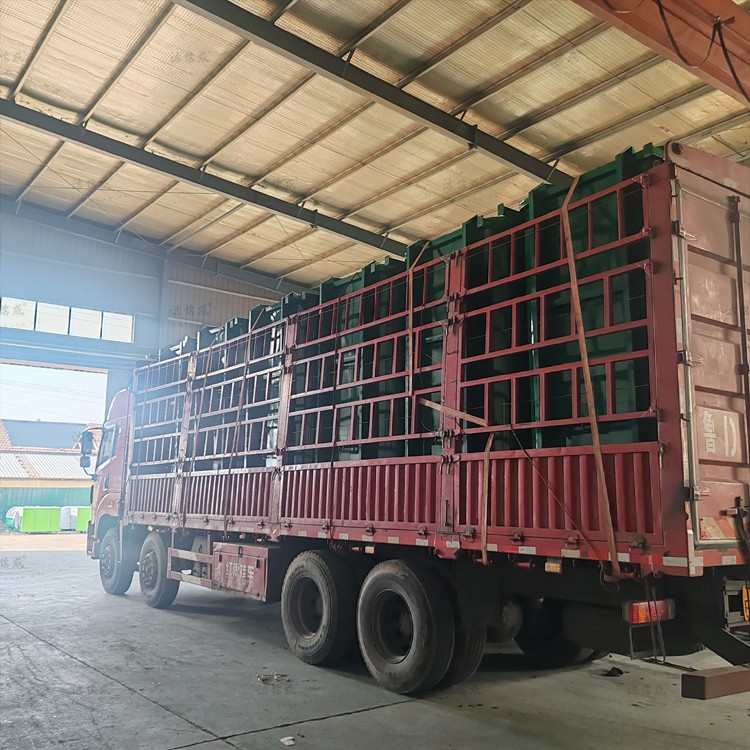 12個(gè)勾臂垃圾箱發(fā)往山東棗莊