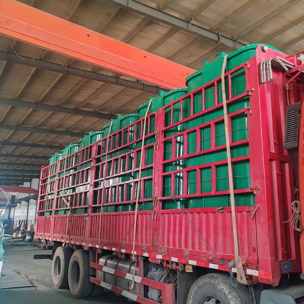 12個(gè)勾臂垃圾箱發(fā)往山東棗莊