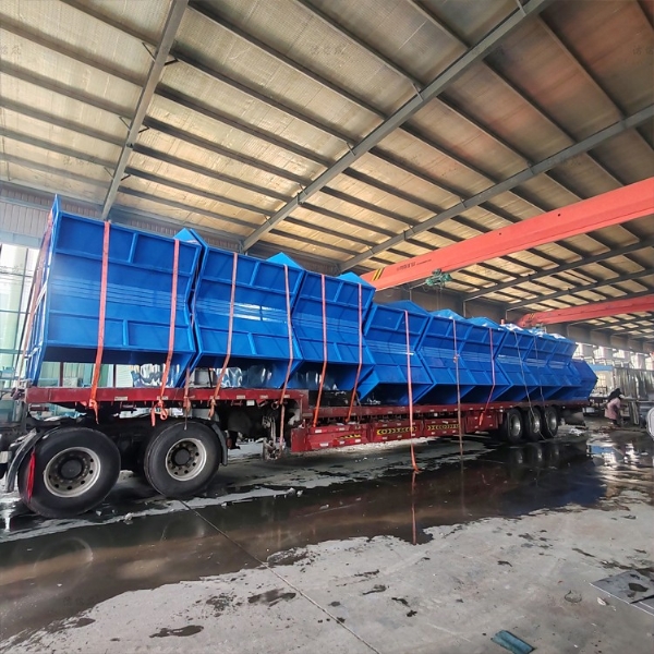 20個(gè)全藍(lán)擺臂垃圾斗發(fā)往西藏